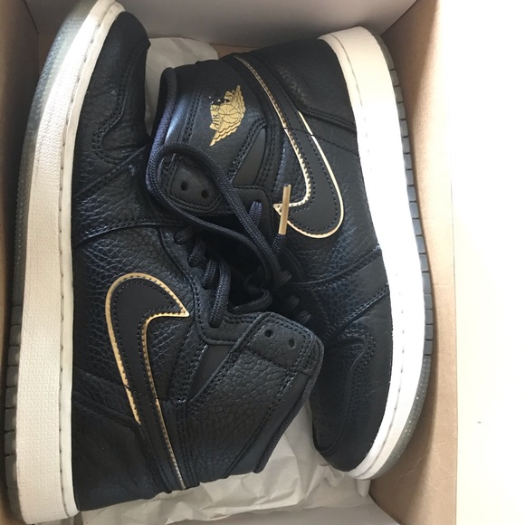 Air Jordan 1 Retro High OG Black Sneakers - Picture 3 of 9